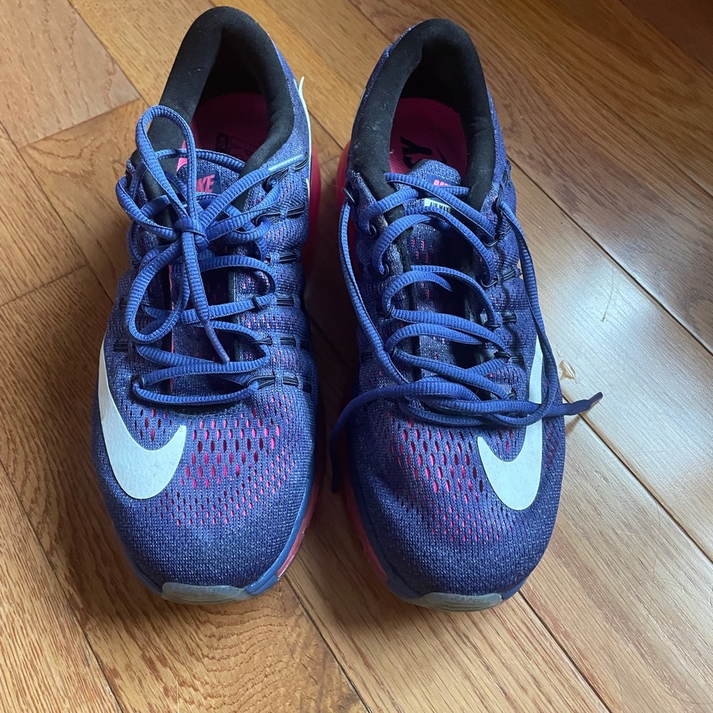 Nike sneakers! Size 8.5